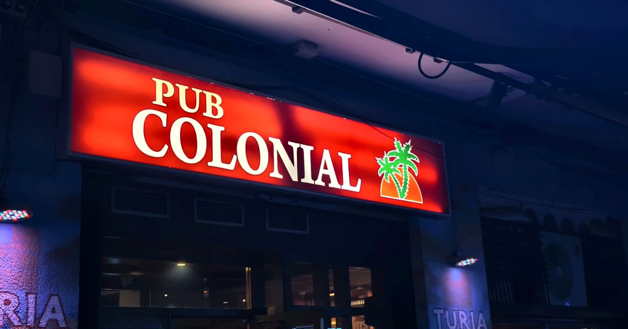 Rótulo rojo del Pub Colonial en la fachada