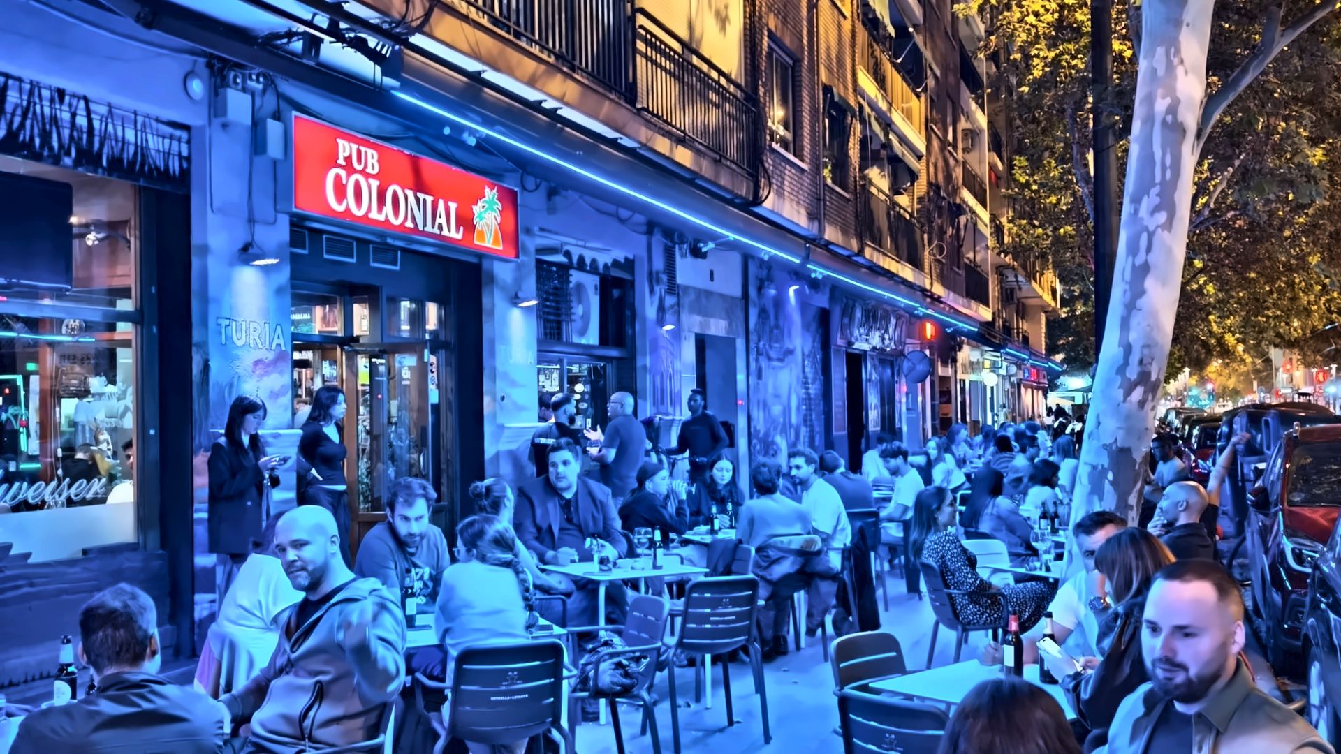 Terraza del Pub Colonial llena de gente por la noche